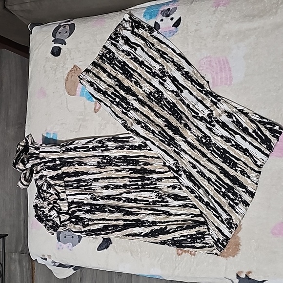 Brand new dress pants high-rise with a bow in the front! - Picture 4 of 6